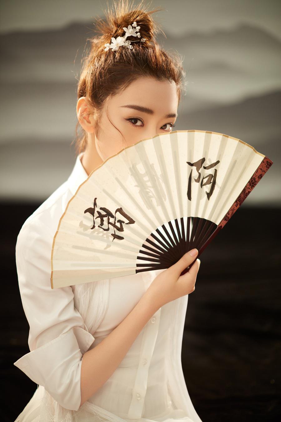 宣璐头戴轻纱斗笠身着白色长裙手拿折扇古风
