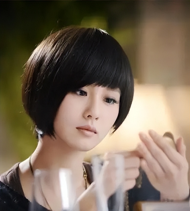 同样是“齐耳短发”，杨紫清爽减龄，迪丽热巴让人不忍直视