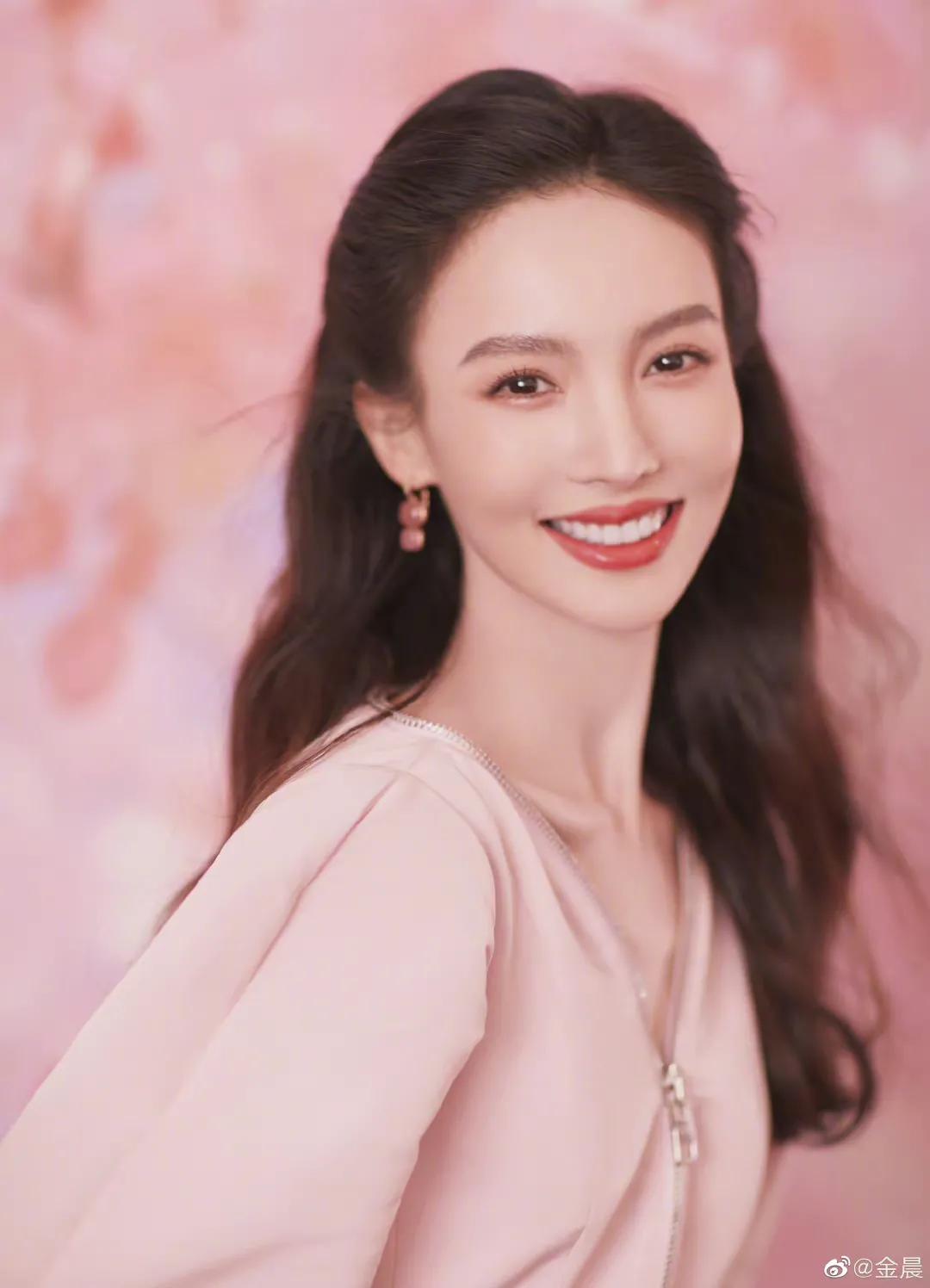 金晨、白鹿淡妆浓抹总相宜，自拍库存平易近人，领家妹妹即视感