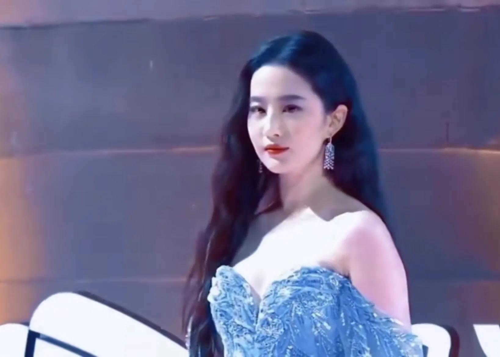 34岁的刘亦菲到底有多美，看呆台下一众明星