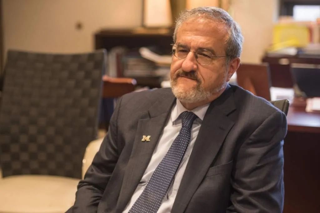 百万年薪世界知名大学校长，竟通过工作邮箱与员工调情