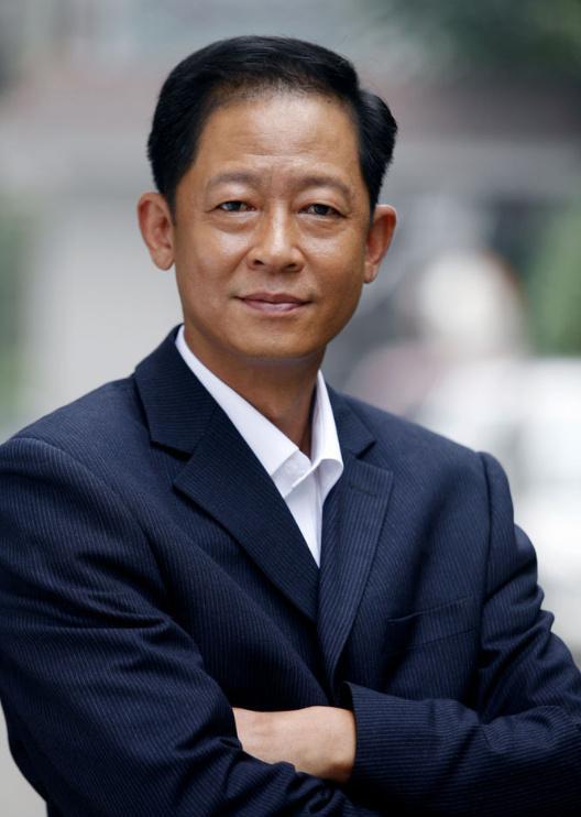 王志文在成名之后,带着母亲去高级餐厅吃饭,母亲怕这里价格贵,就问道