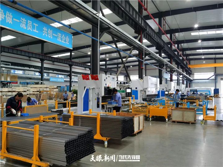 《贵州日报》刊登乾兴平文章