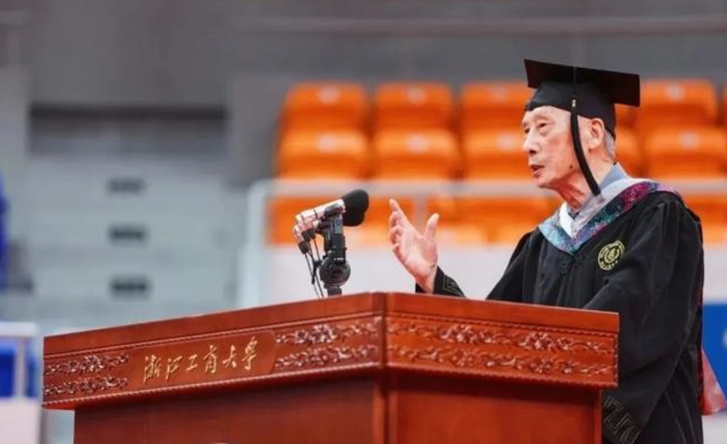 老人多大年龄不能考驾照(2021年5月，一位85岁的老人想考驾照，由于年龄原因)