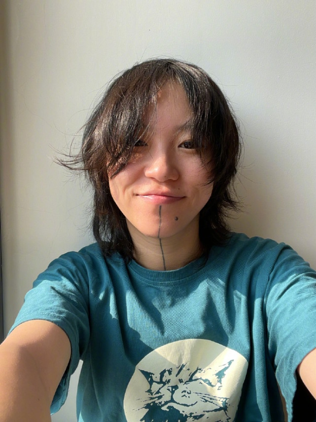 王菲大女儿近照曝光，25岁窦靖童晒怼脸自拍，造型随性超接地气