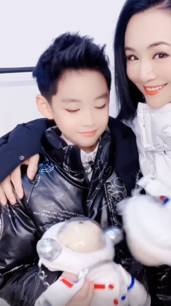 曹颖10岁儿子颜值太高，大眼睛比女生还漂亮，长相酷似妈妈