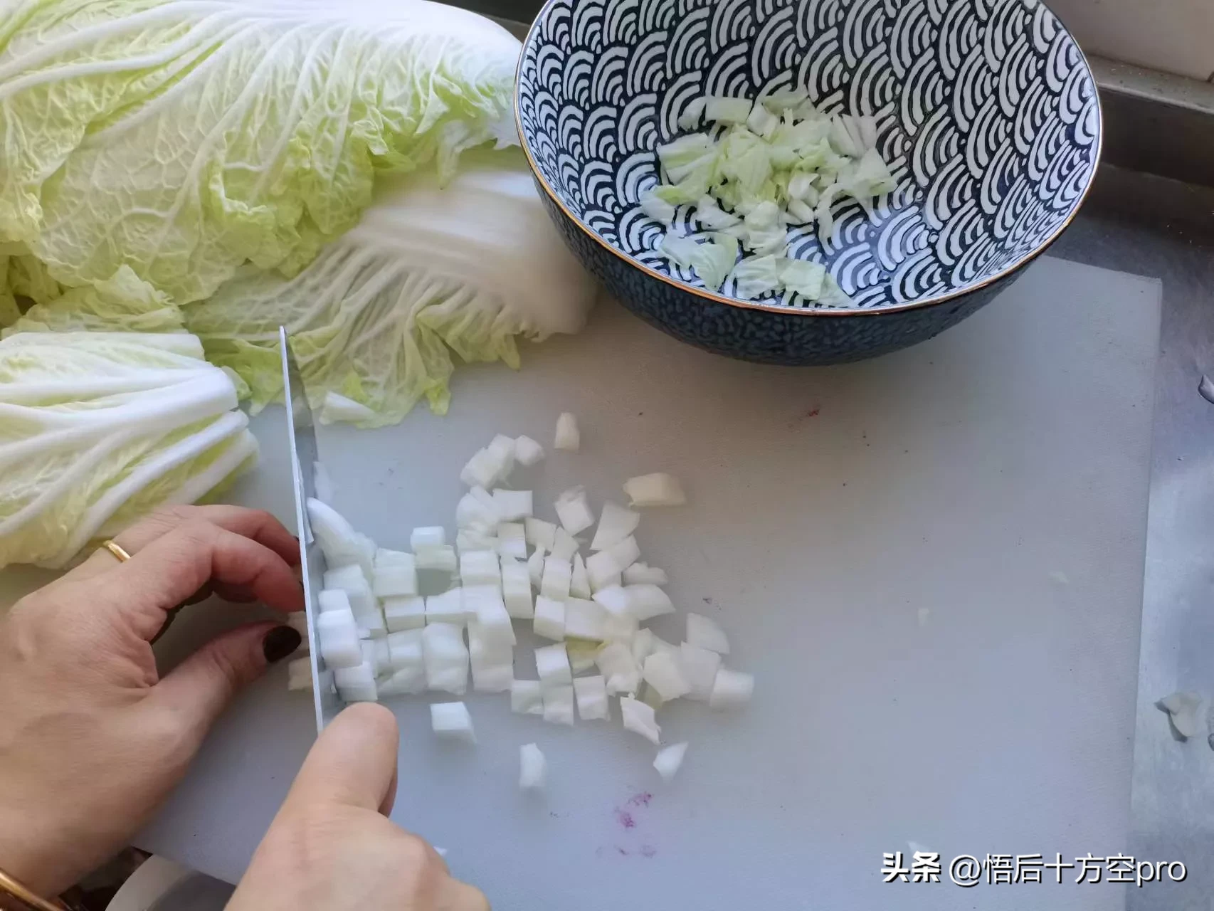 在青岛，今天老婆用冰箱和家里囤的食材，给我下了一碗大虾肉脂渣海参鸡蛋白菜爆锅面