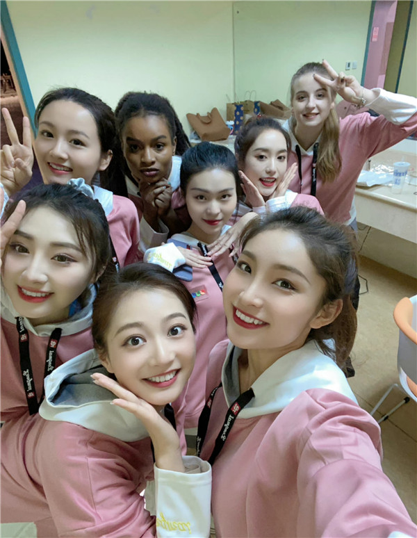 冯琳亮相冬奥会，C位领舞“艳压群芳”，保研到复旦还是“校花”