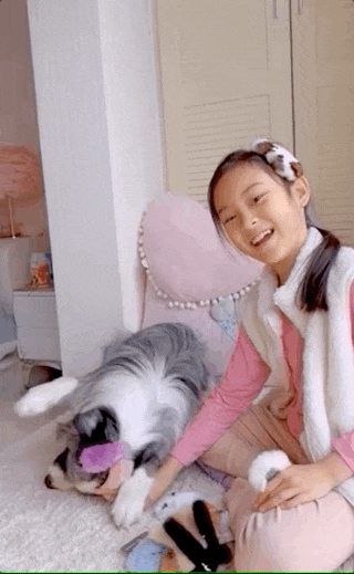 李小璐晒女儿假期生活，甜馨与宠物狗一起卖萌，上小学已经近视