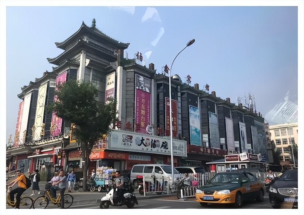 北京一商场，为承载众多人回忆的老字号，现因同行打压被迫倒闭
