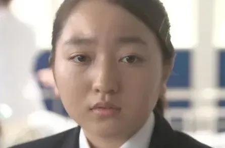 “国民女儿”到圆脸大姐？这4位童星“长残”，长大前后判若两人