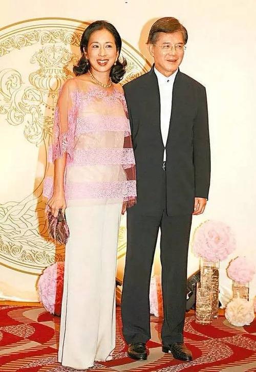 结婚登记当天,罗康瑞便向港交所申报了朱玲玲太太的身份,此后,两人将