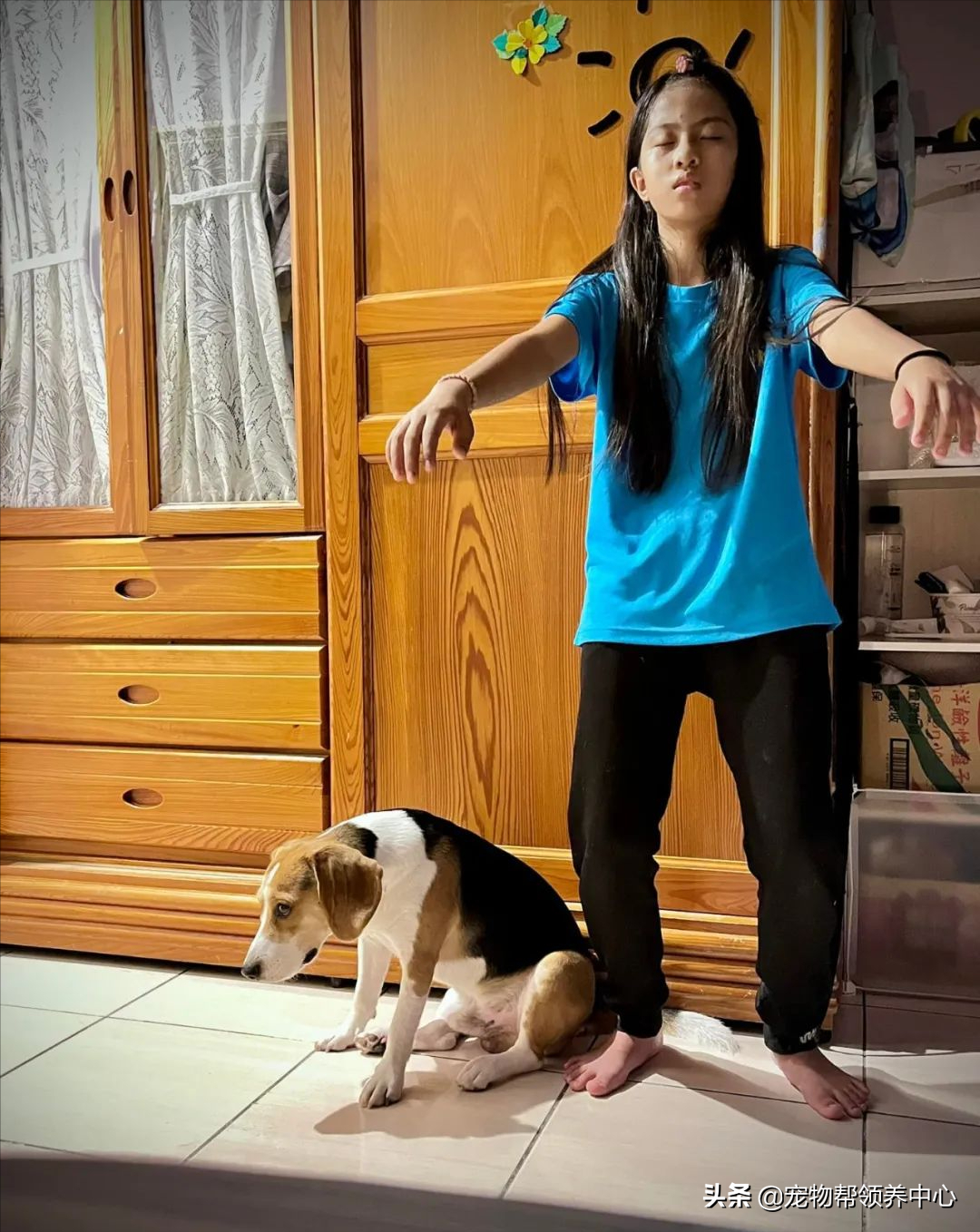 小主人被罚站，狗狗立马丢下玩具陪着挨骂，还用笑容化解矛盾