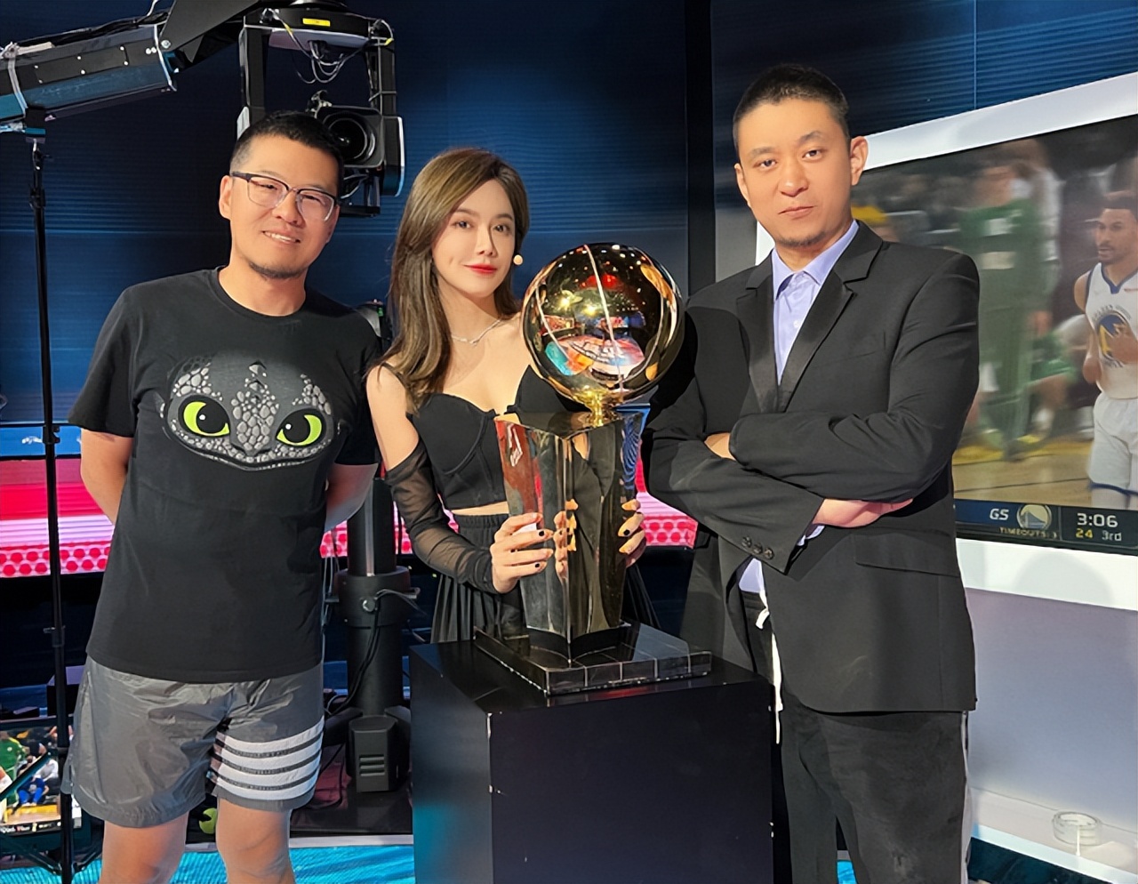 nba为什么老多美女(湖人美女主播晒比基尼照，被网友说太平，美娜回复高情商)