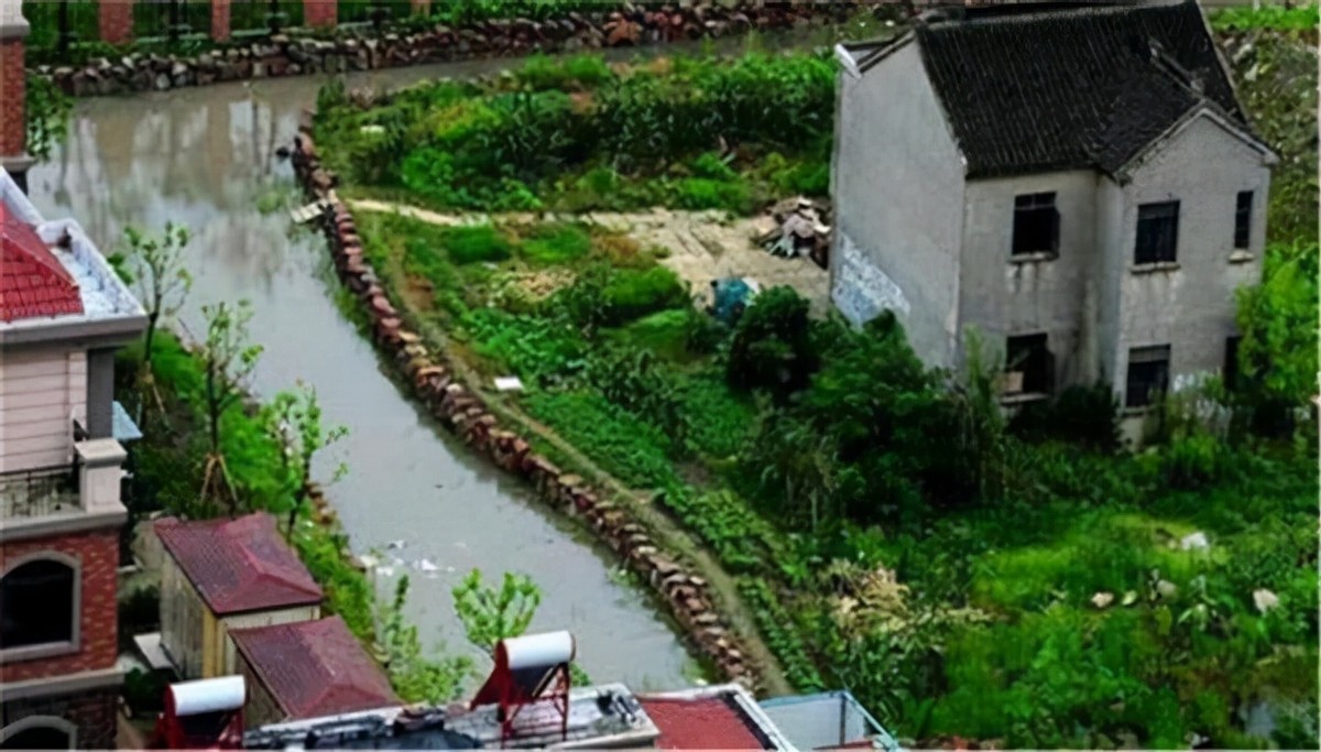 苏州一拆迁户，矮楼被别墅群包围，1000万也不拆，回家还得渡河