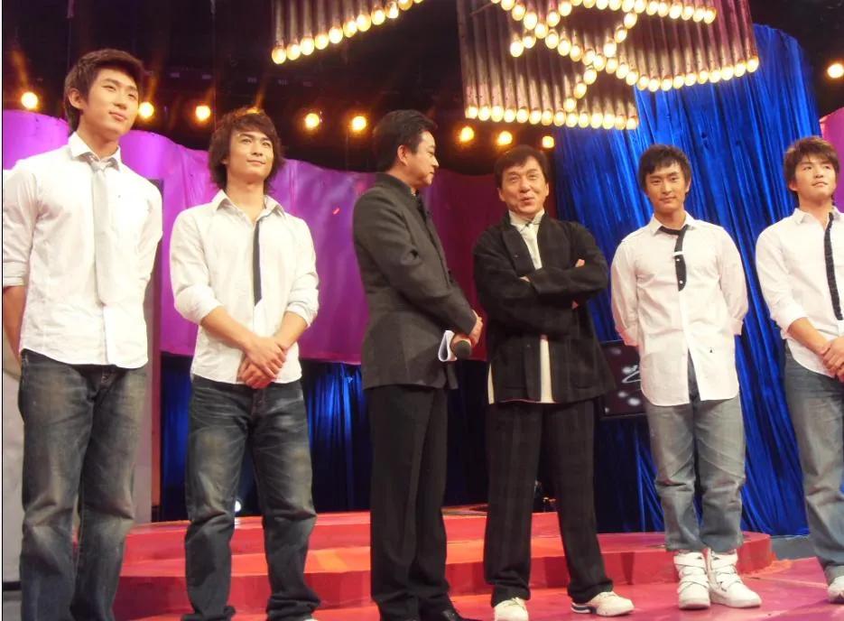 昙花一现的新七小福组合，由成龙的接班人变成了频频领盒饭的龙套