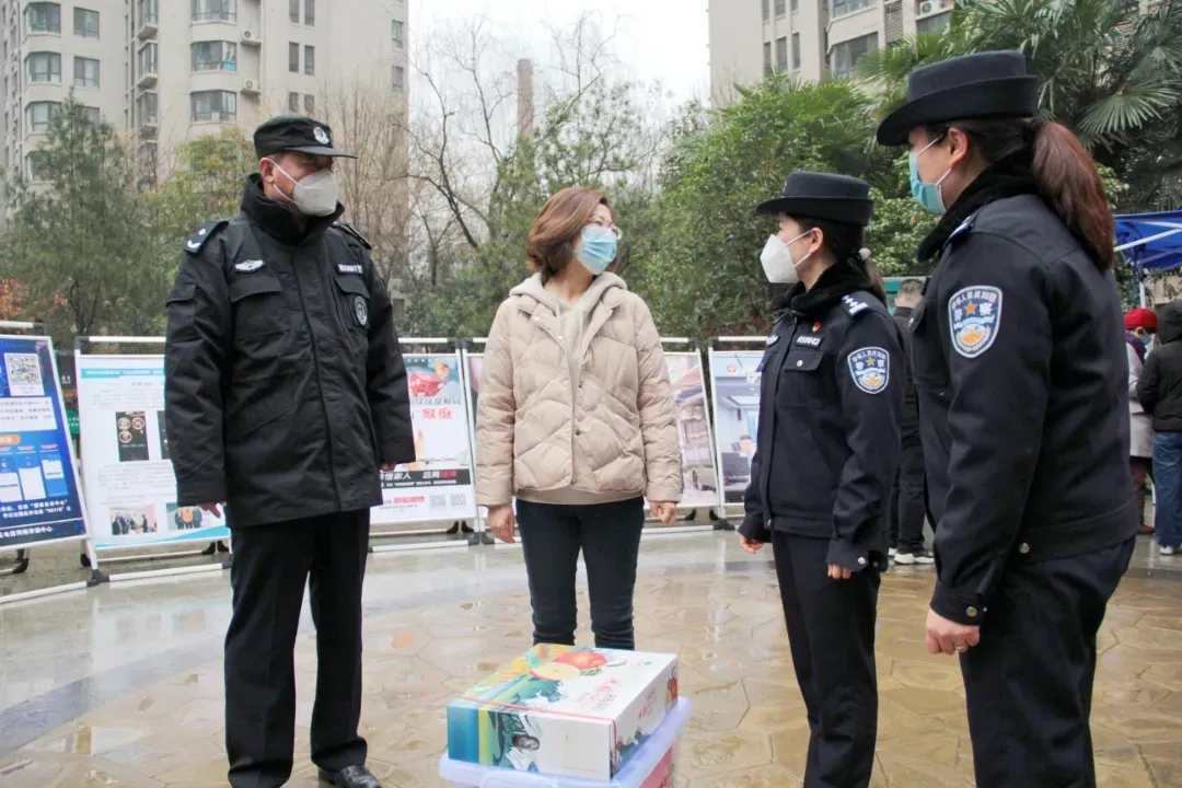 西安公安碑林分局集中开展“三送一访 平安过年”亲民暖民活动