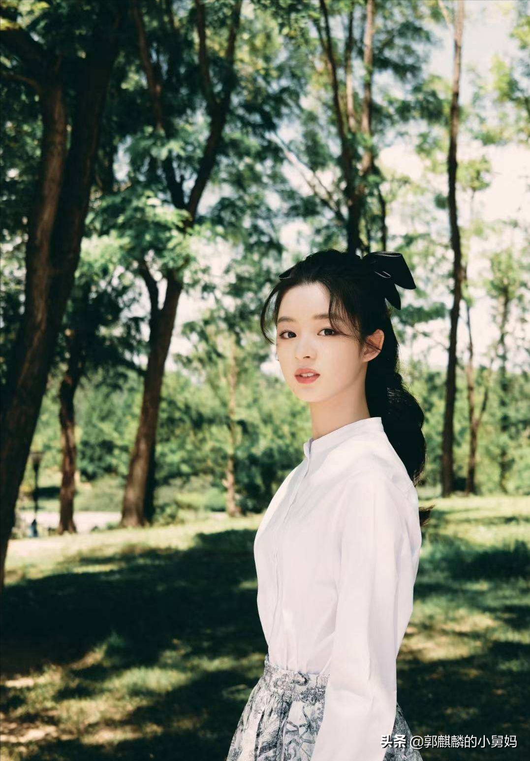 又一个童星被“催熟”？小学没毕业被杨幂签下，浓妆成家常便饭