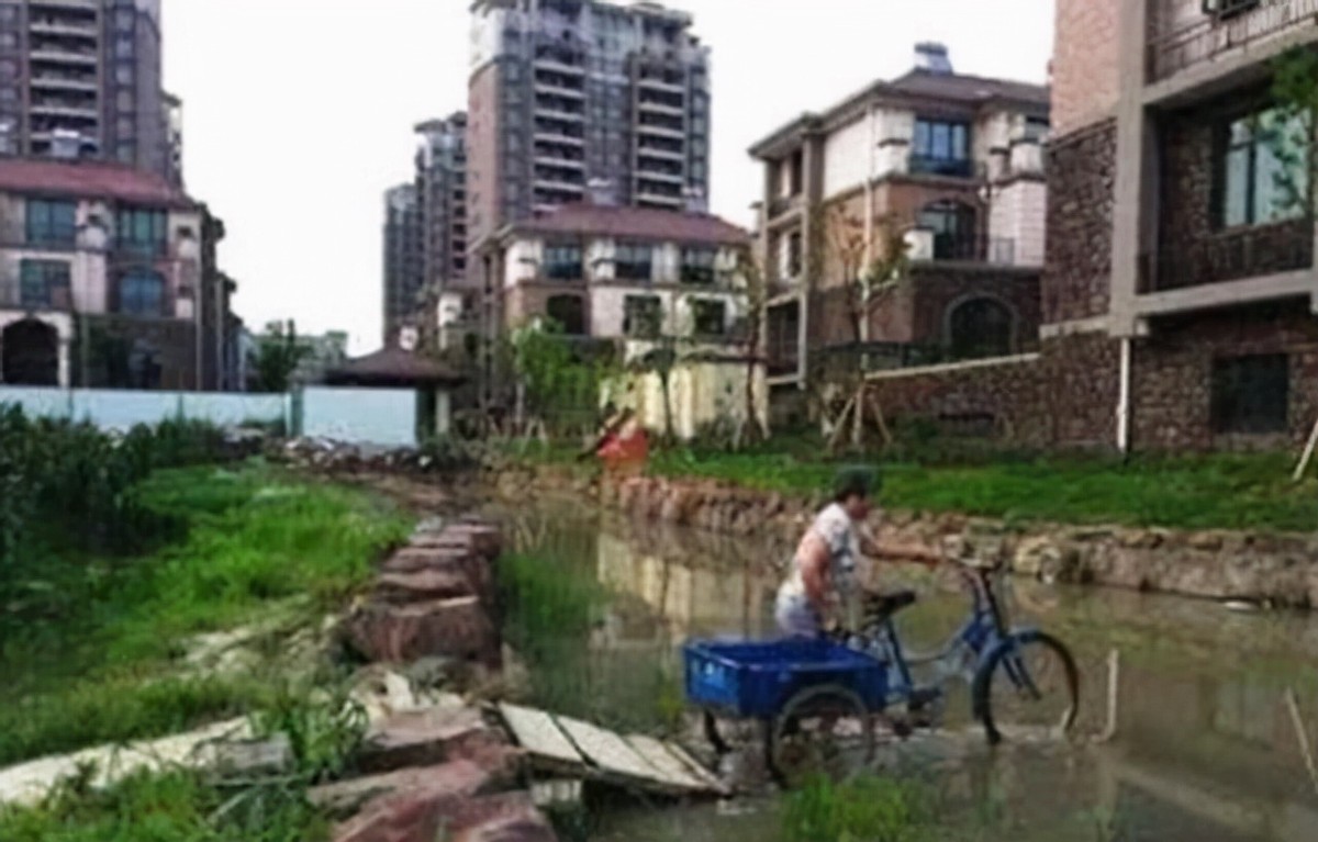 苏州一拆迁户，矮楼被别墅群包围，1000万也不拆，回家还得渡河