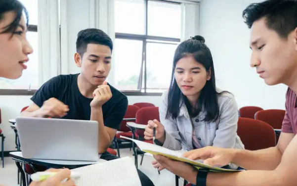 大学生JK制服毕业照，满屏大长腿惹人羡慕，却被批没有大学生样