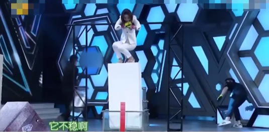 让人舔脚趾，当众凌辱学员，盘点那些令你难以想象的明星恶臭行为