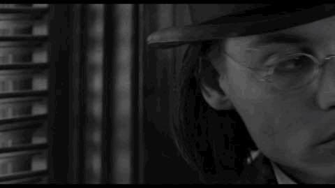 顶流巨星遭封杀？因家暴跌下神坛，还被质疑不会演戏，全靠服化道