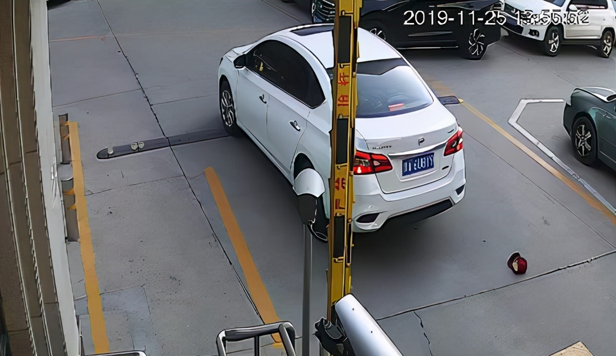 老太躺地遭碾压身亡，家属要求死刑+赔400万，司机：完全看不到人