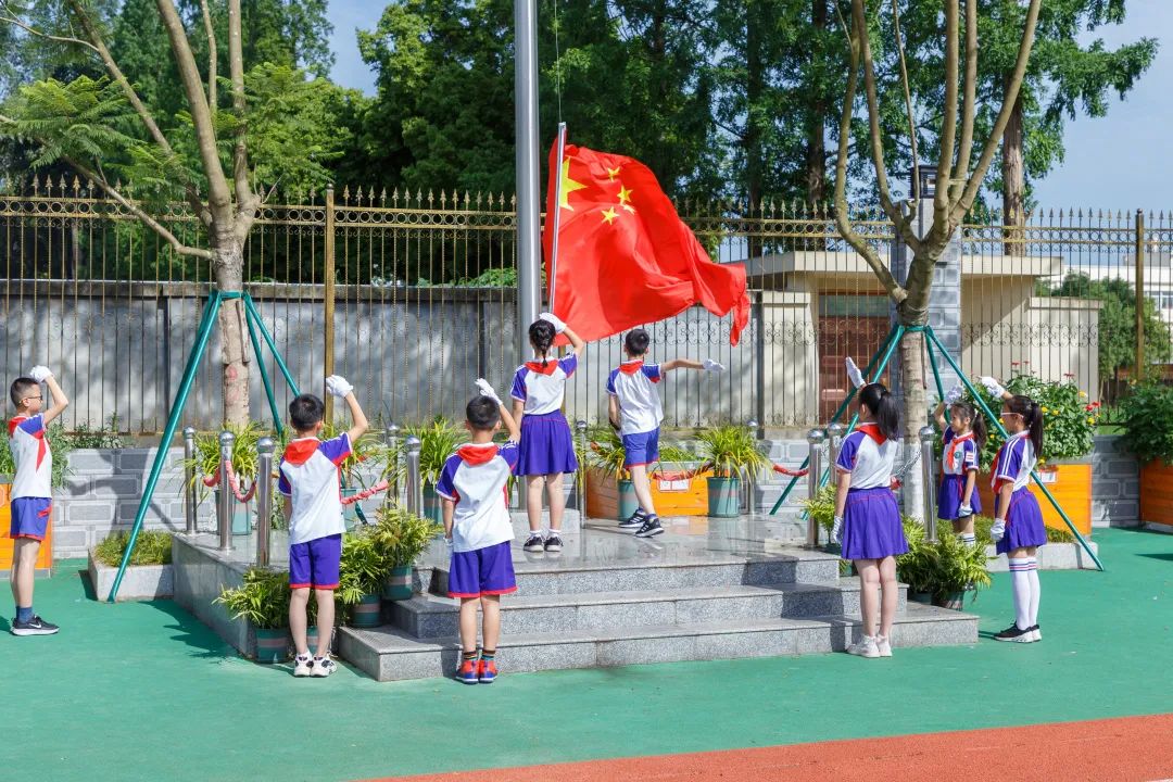 爱护眼睛 保护视力原创｜天府新区籍田小学举行爱眼日主题升旗仪式