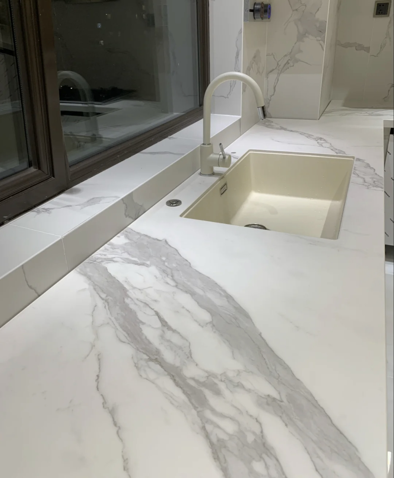 就万物皆可岩板,餐桌,电视墙,厨房,卫生间墙面,橱柜台面等等,都上岩板