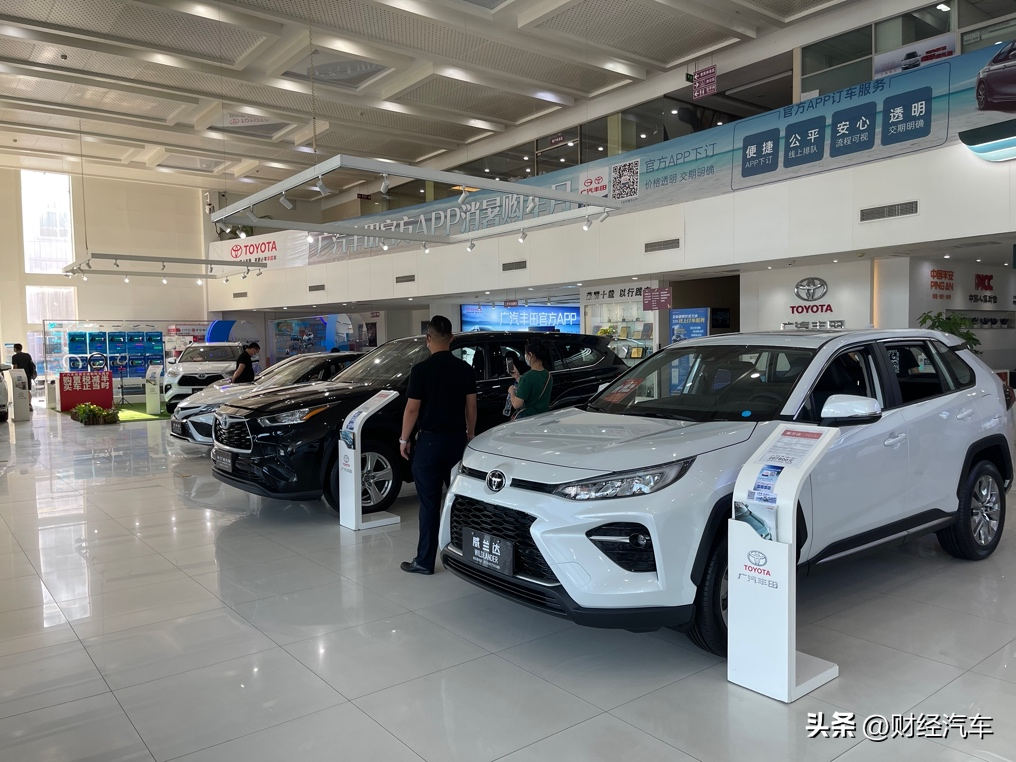 7月车市“淡季不淡”：折扣没了，交付延长，晚上9点还有人买车