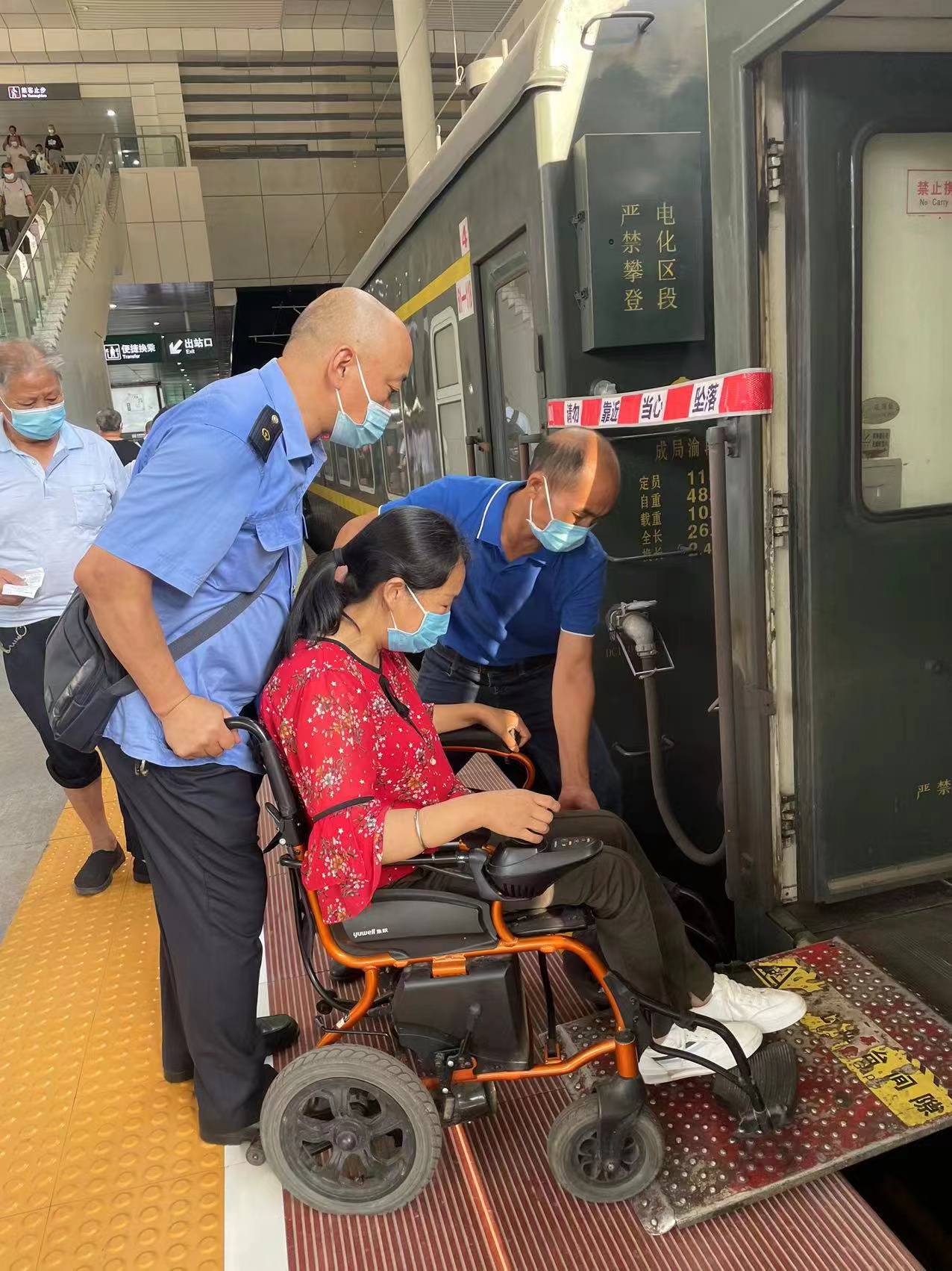 “12年每天上下班往返我都乘这趟小慢车！”