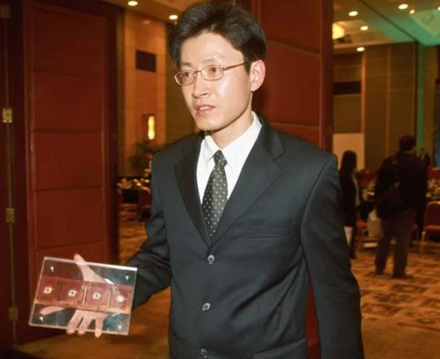 他骗取祖国上亿经费，让中国芯片停滞13年，暴露后仓皇逃至美国