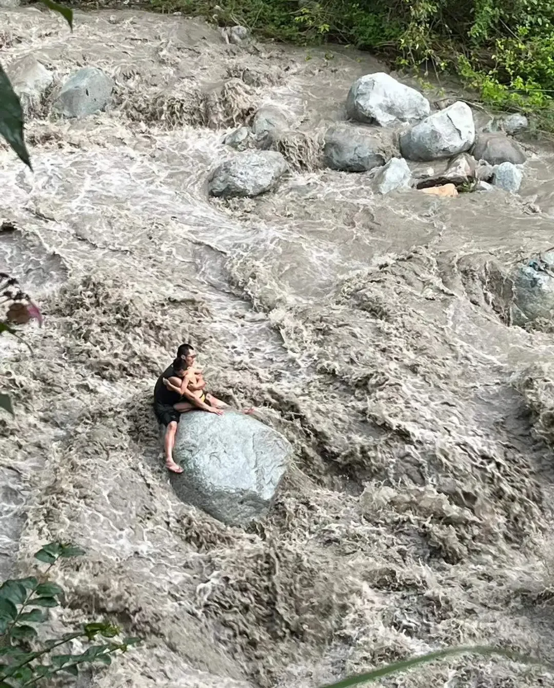 彭州龙沟山洪一名男子徒手开辟了一条小路，与其他两人一起救了十几人
