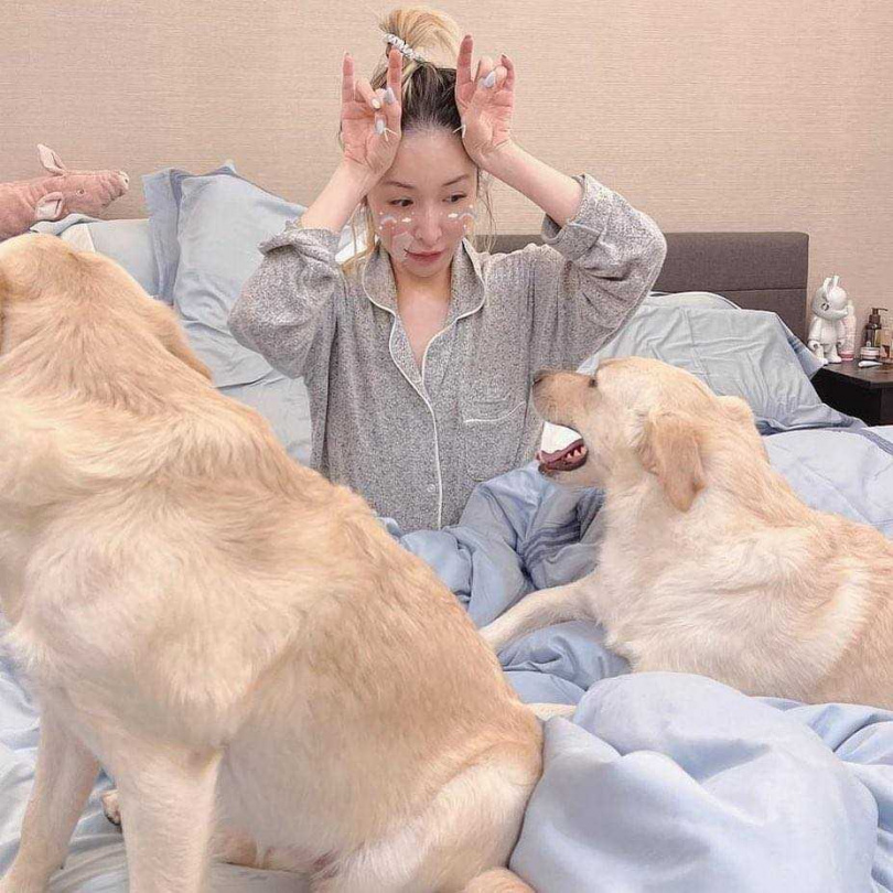 萧亚轩宣告正式复出，脸上被爱犬咬伤的伤疤清晰可见