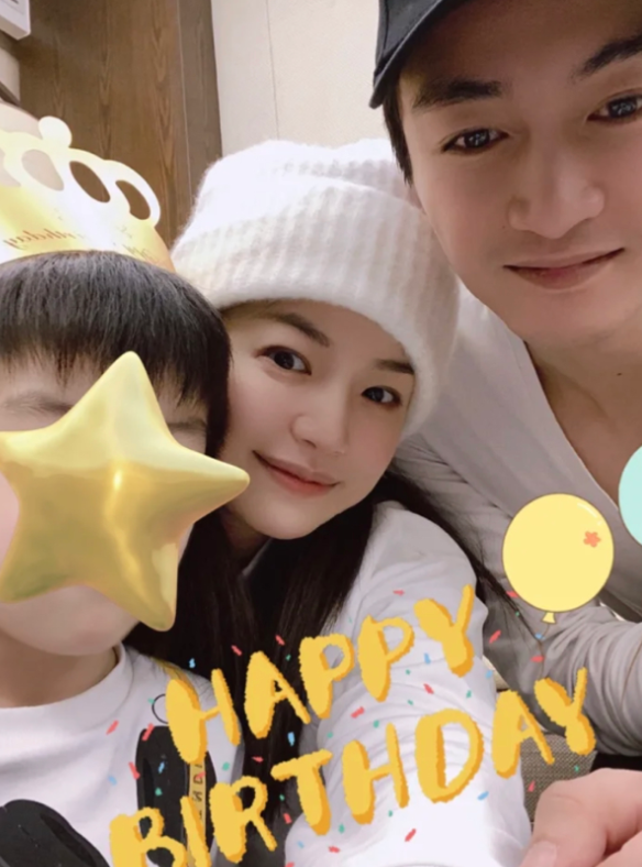 陈妍希儿子5岁生日派对曝光，布置豪华用心，一家人穿亲子装合照