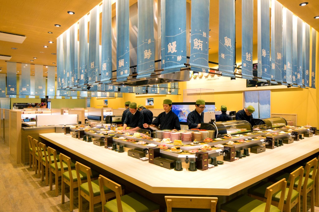 在正宗的回轉壽司店里用餐是種什么體驗？回轉壽司美食指南來了