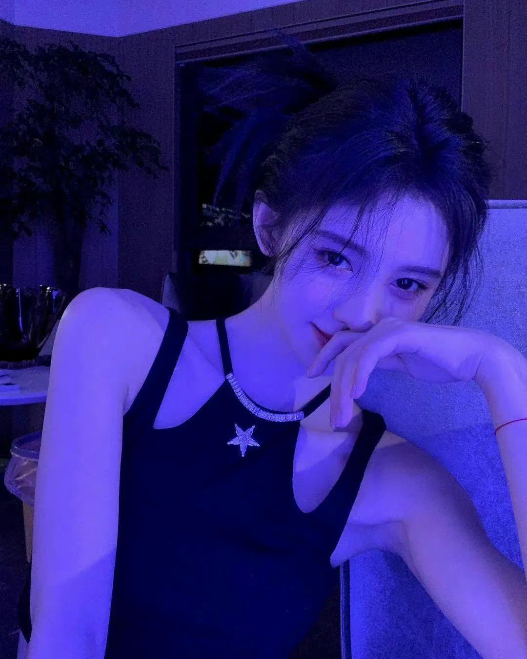 鞠婧祎小姐姐的拍照氛围感好绝啊