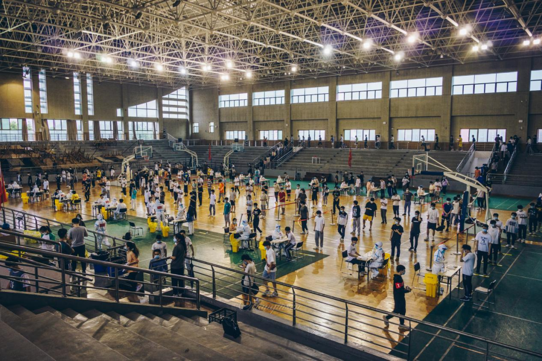 母亲节里 她们化身“大白”守护在高校