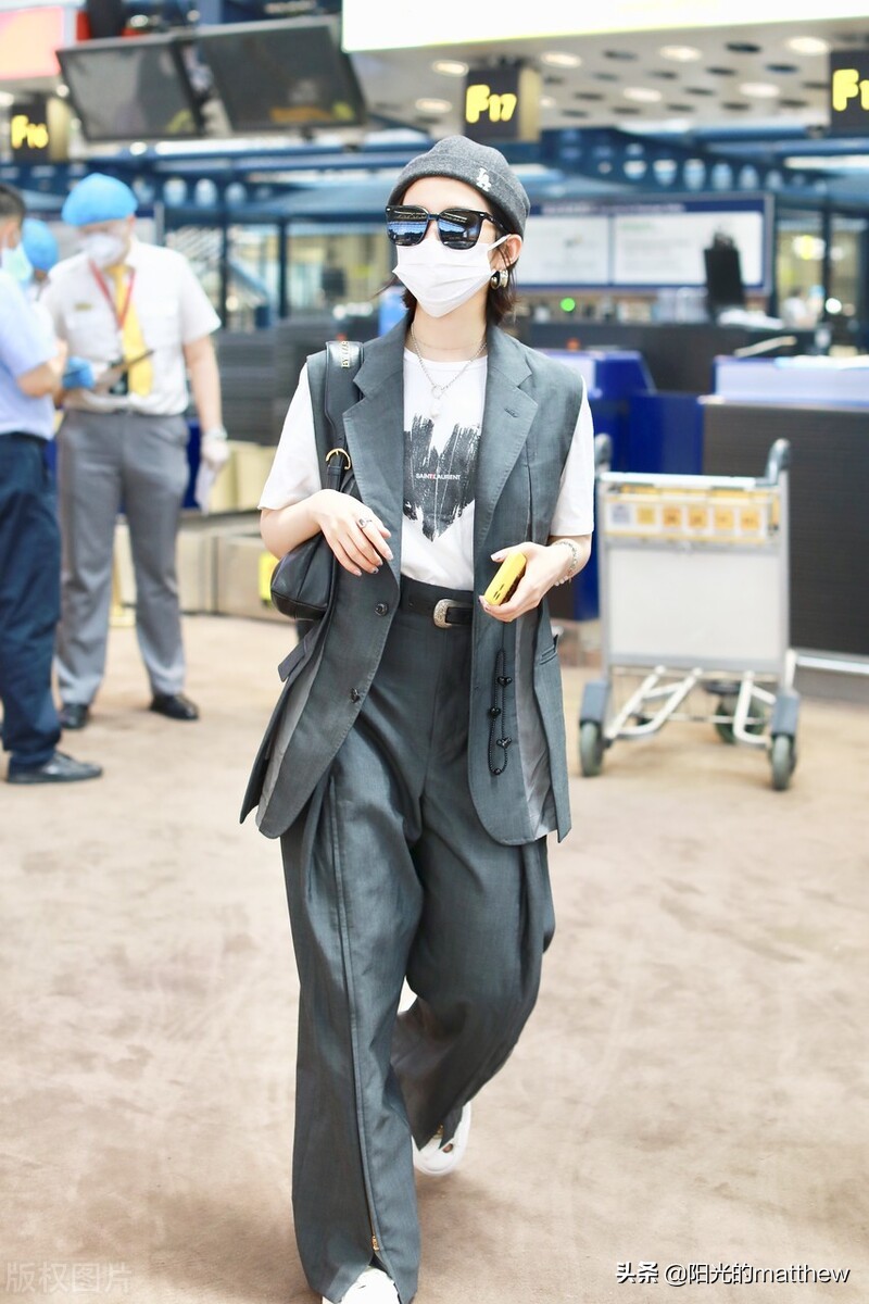 孟美岐坎肩搭西裤现身机场，路遇粉丝热情配合摆拍