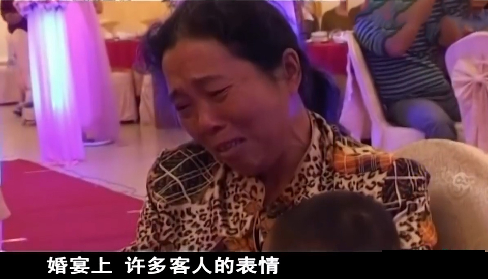 11年湖南新人欢喜结婚，喜宴数十亲朋却掩面哭泣，真实原因没想到