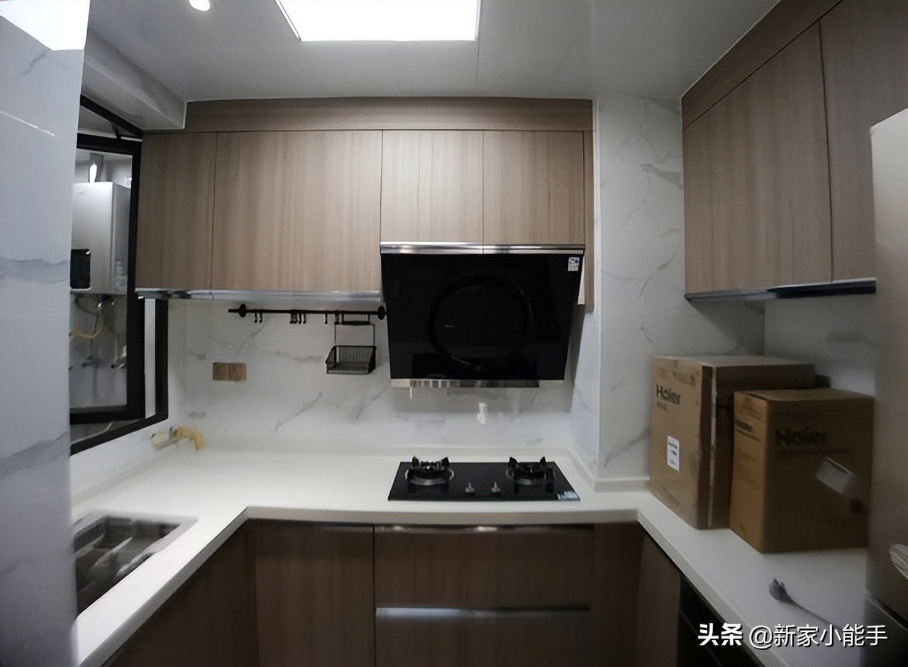 她家89平现代简约风格，硬装花了13万，全屋无主灯设计很美观