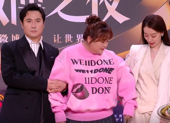 男星走红毯有风险！帮女星提裙显情商，吴京直男、沈腾杜江太尴尬