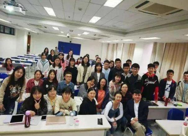 一张清华大学教师“偷拍照”，点醒众人，高贵是不把自己太当回事