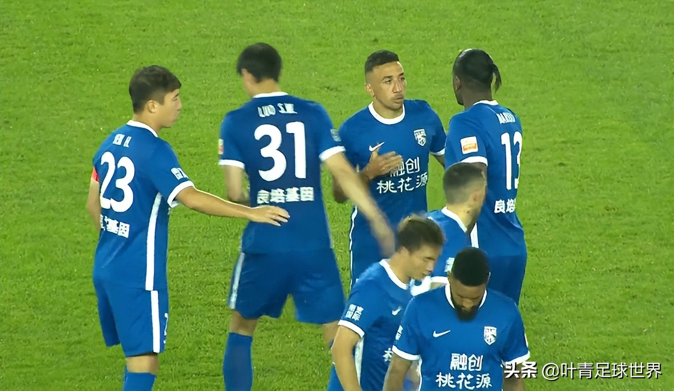 武汉足球(3-1！刺激的武汉德比：争议 世界波，升班马登顶，李金羽怒了)