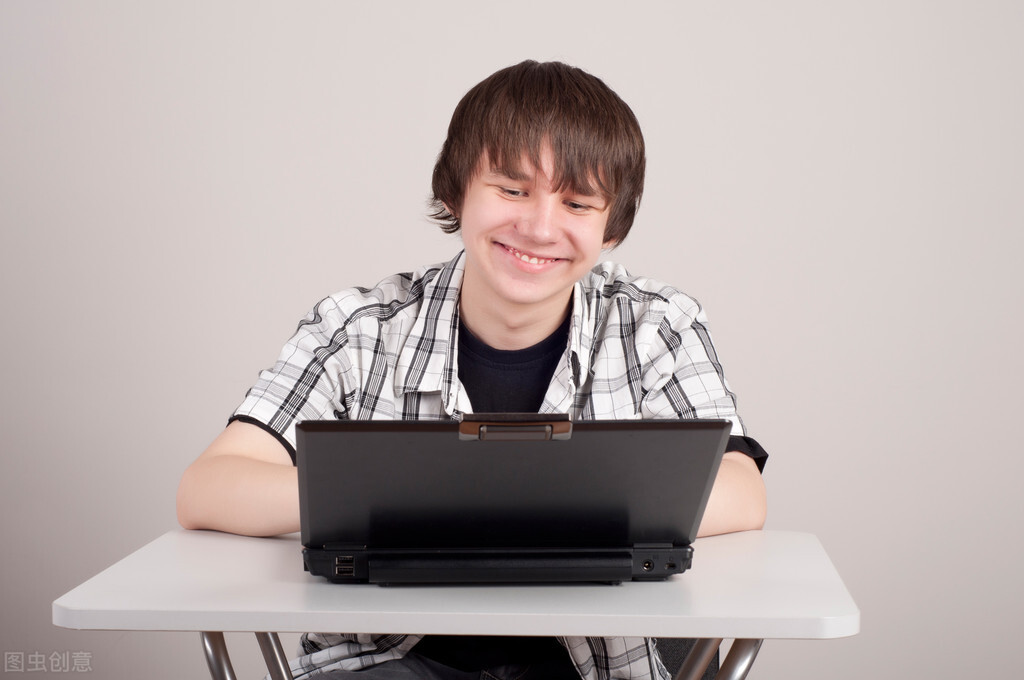 自学技术“翻墙”浏览境外色情网站，这种行为违法吗？