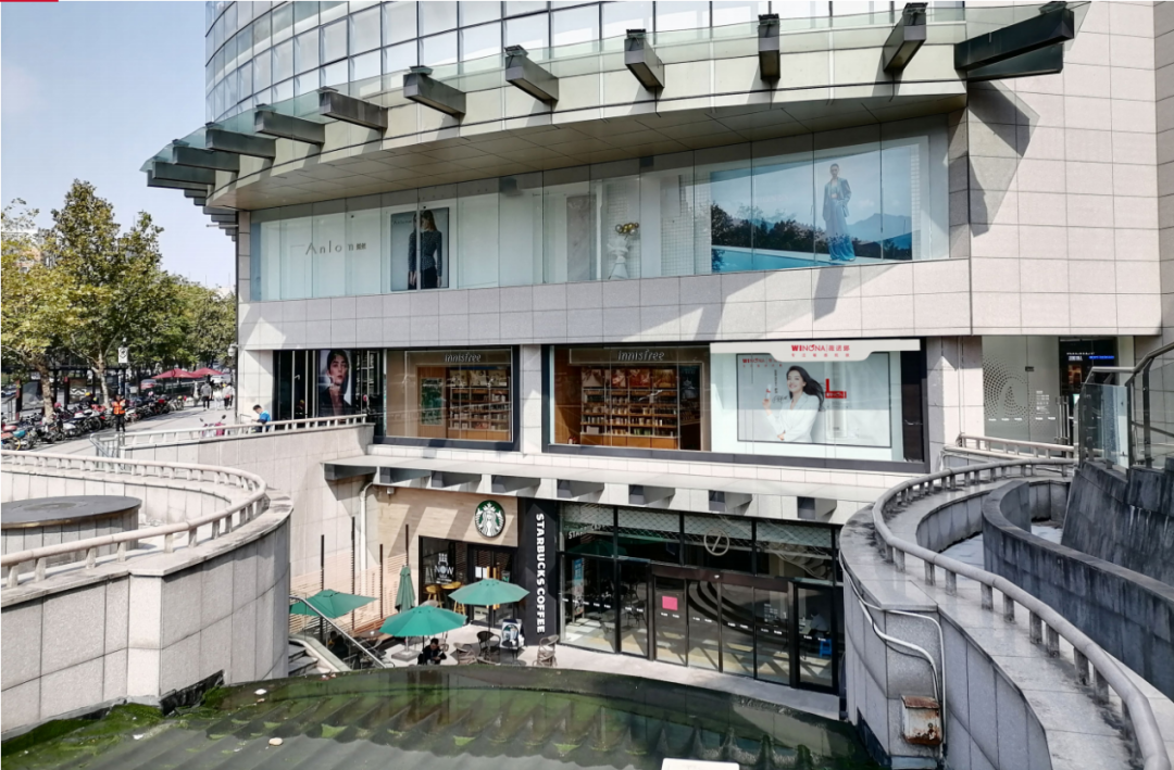 网红美妆，群战实体店