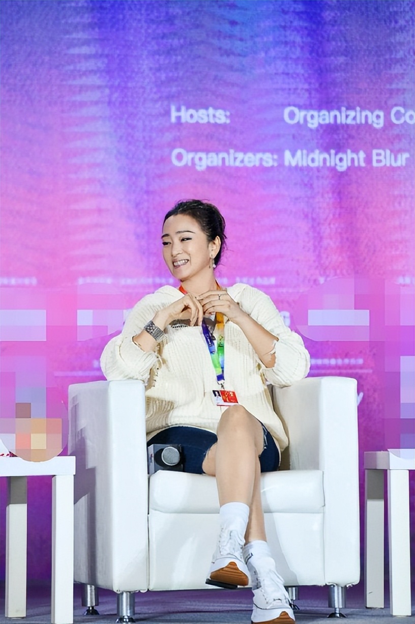 巩俐真有56岁？穿卫衣配短裤简直比20岁还像20岁，美得像换了个人