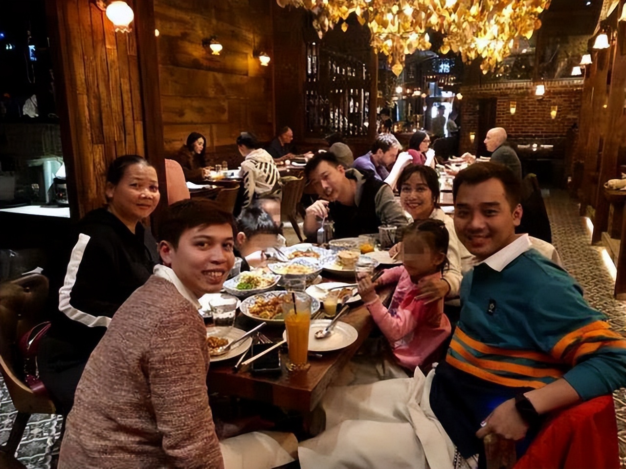 越南女保姆在明星家工作10年，常与明星一家出国旅游住高档酒店