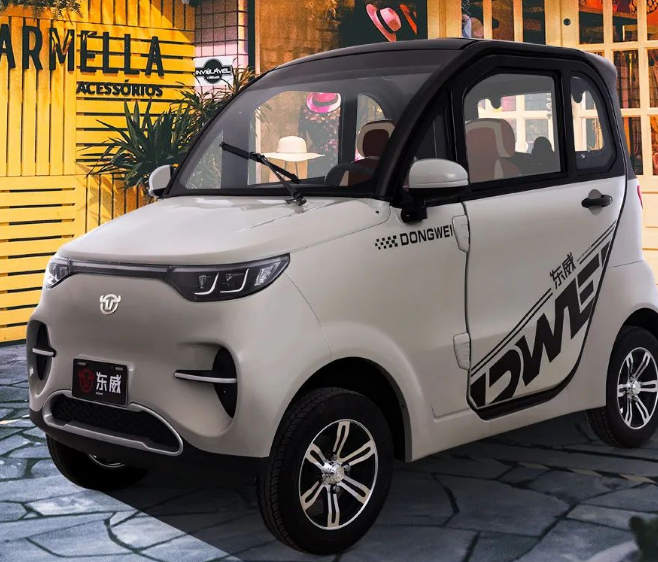 东威 f1是一款车身小巧,动感时尚的四轮电动车,圆润的车身,看起来饱满