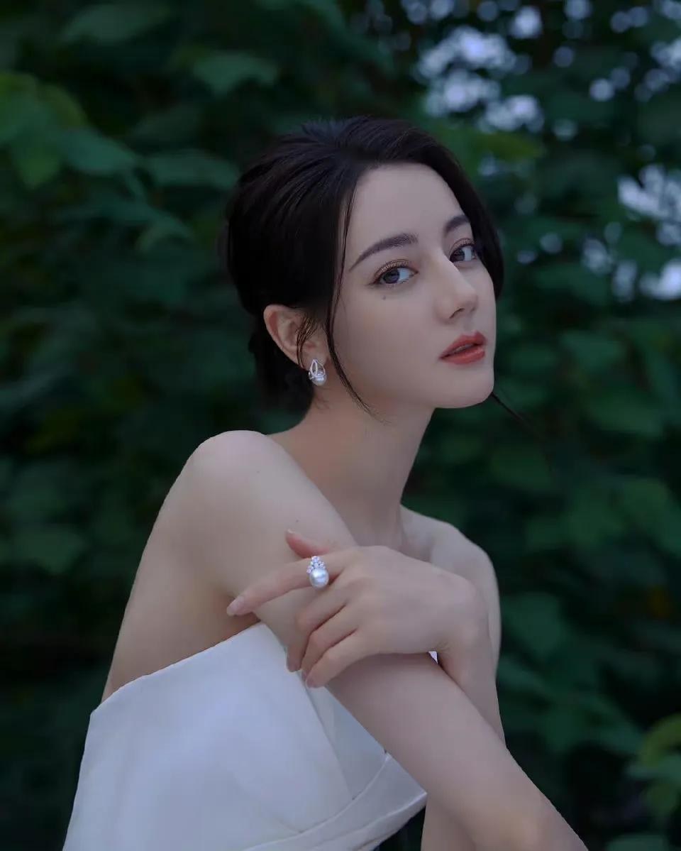 红衣杨幂与白衣迪丽热巴